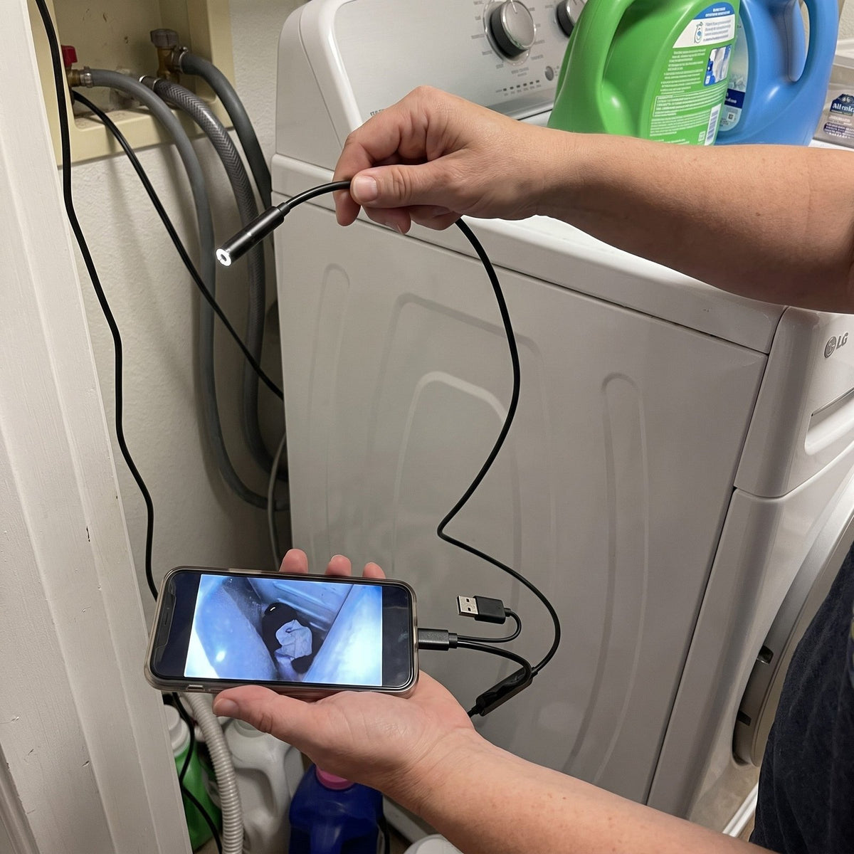 Derrière la machine à laver