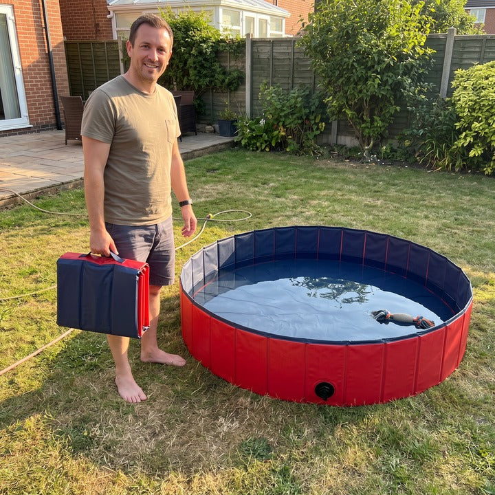 La piscine pliee tenue a la main a cote de la piscine montee