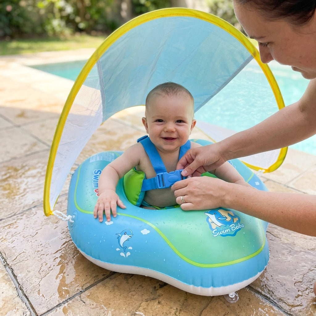 Une maman clipse le harnais de la bouée bébé AquaCocon