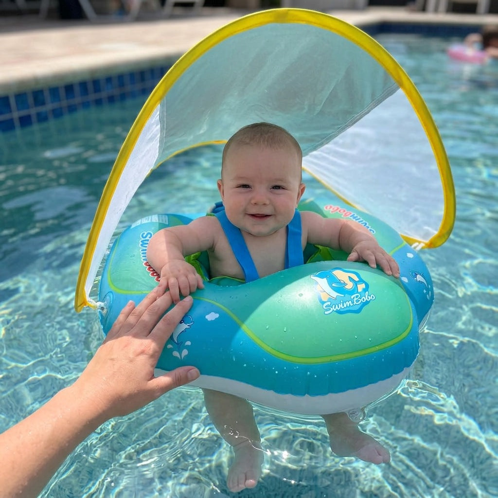 Bébé assis dans la bouée AquaCocon à la piscine, auvent déployé