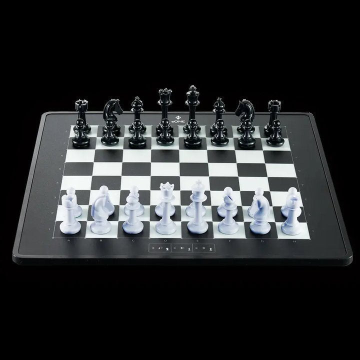 packshot — Échiquier Intelligent ChessLume™ — Plateau Connecté & Pièces Premium