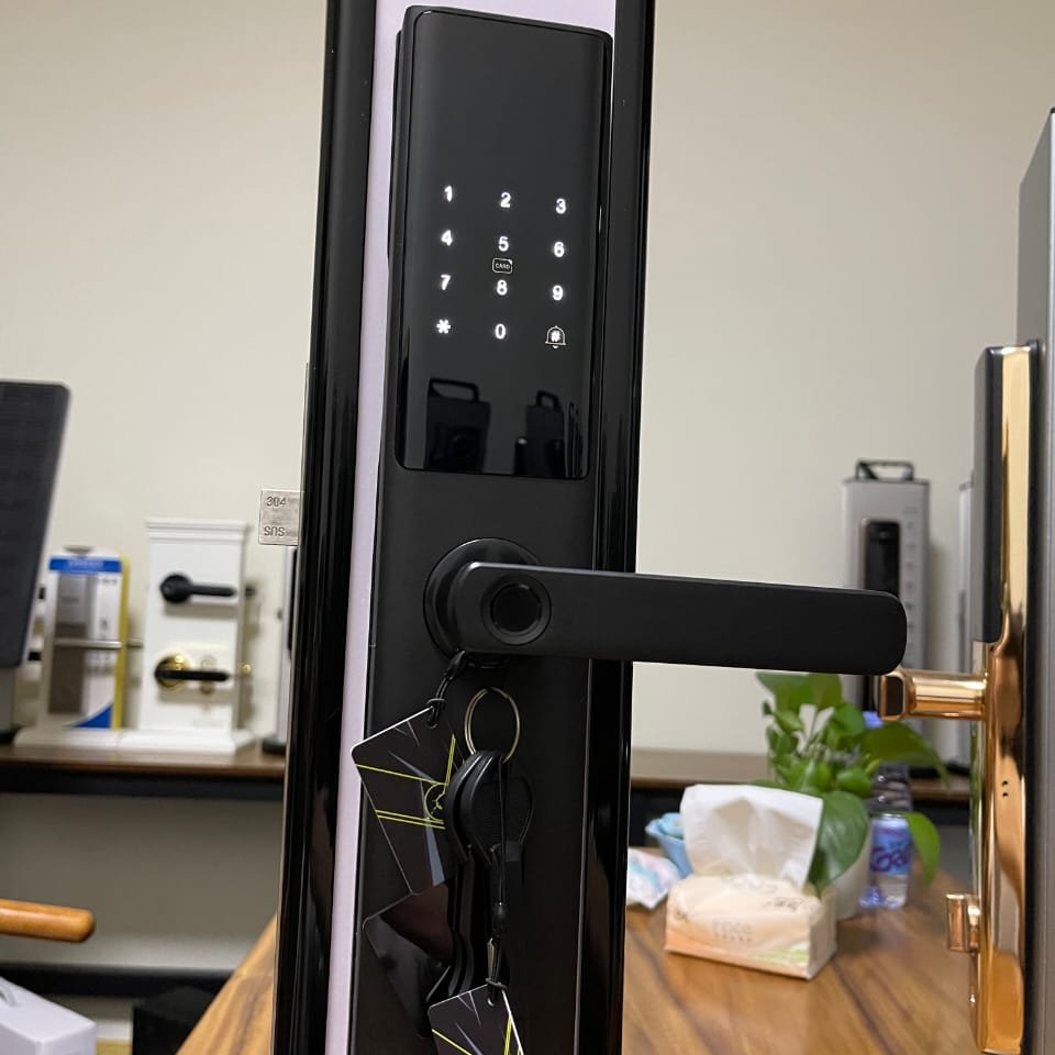 packshot — SecuPorte™ – Serrure Connectée à Empreinte, Code & Carte RFID
