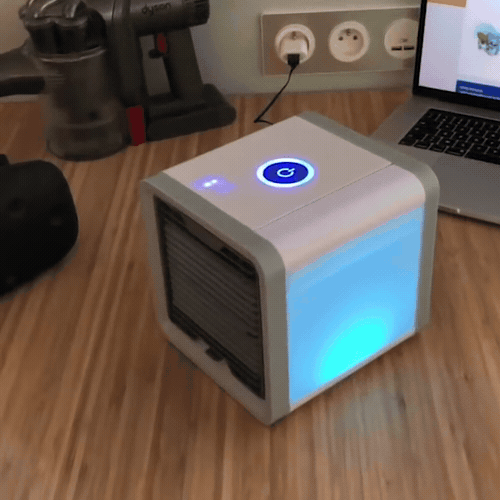 PolarCube en marche sur un bureau, panneau lumineux bleu