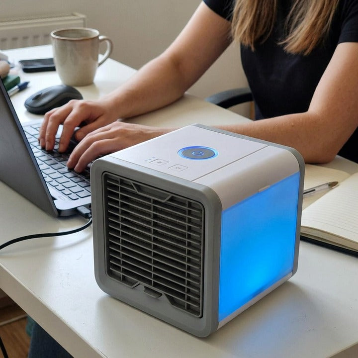 PolarCube sur un bureau à côté d'un ordinateur portable