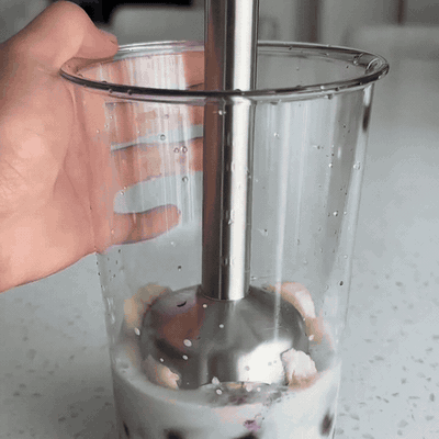 Mixage d'un smoothie dans le gobelet