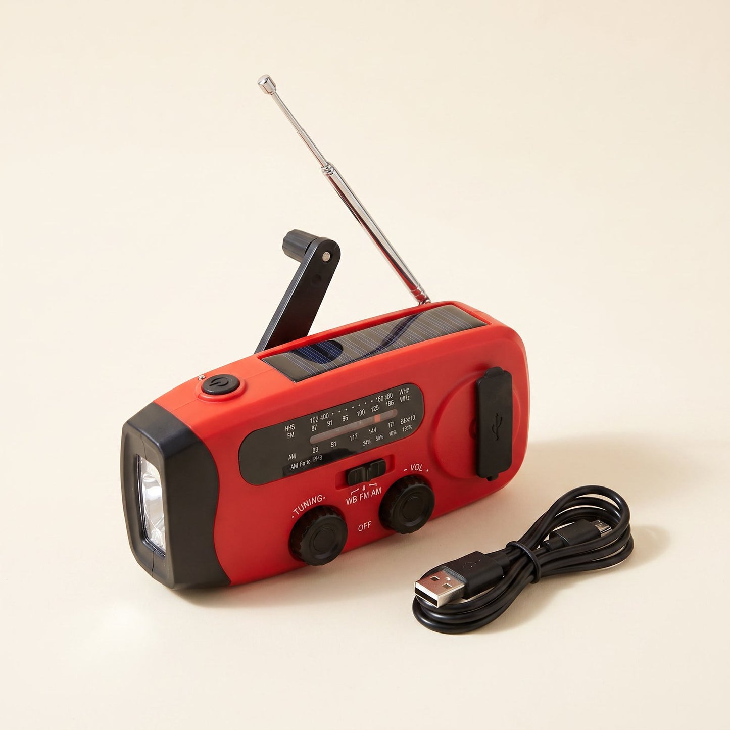Radio d'urgence rouge et son câble USB
