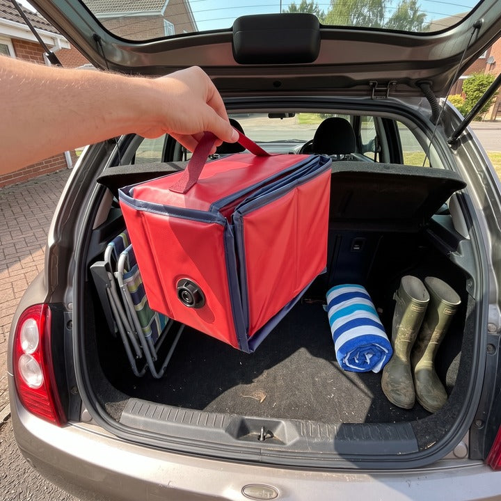 Piscine pliee rangee dans un coffre de voiture