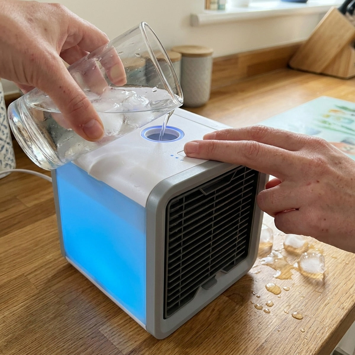 Remplissage du réservoir du PolarCube avec de l'eau et des glaçons