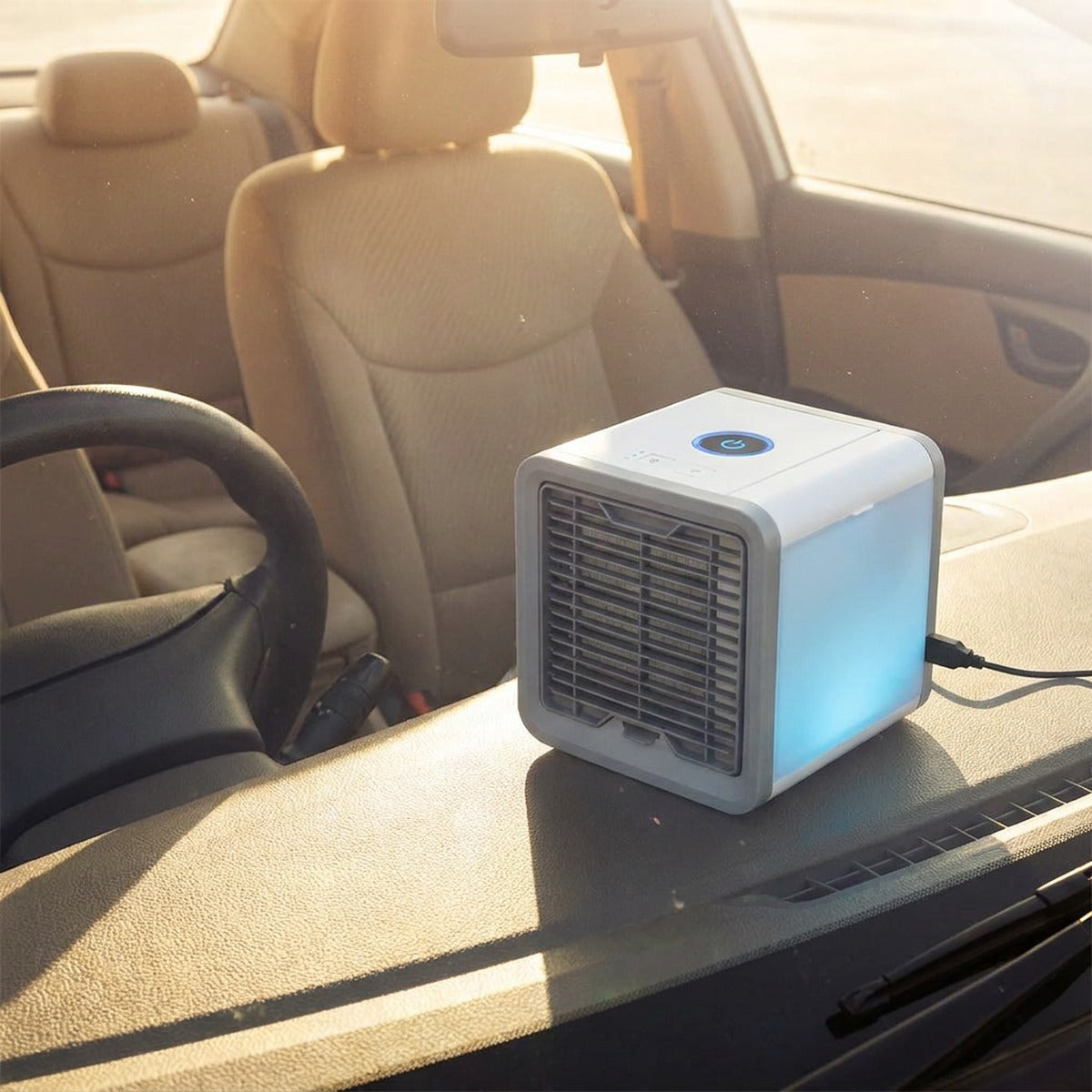 PolarCube posé sur le tableau de bord d'une voiture