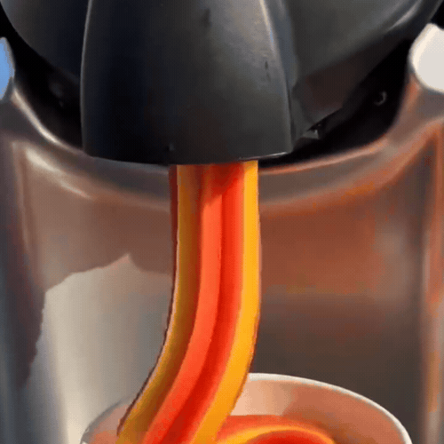 La glace sort de la machine