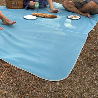 Pique-nique à trois sur le drap ZéroSable en sous-bois